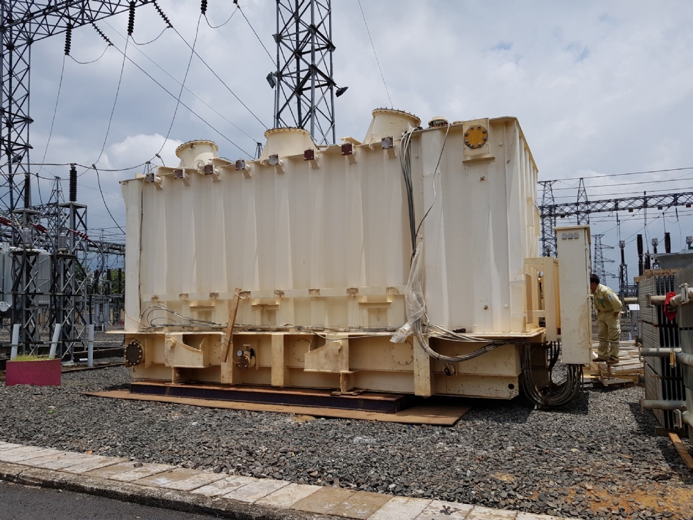 Transport main transformer from Plieku to Bao Loc and placing onto foundation.