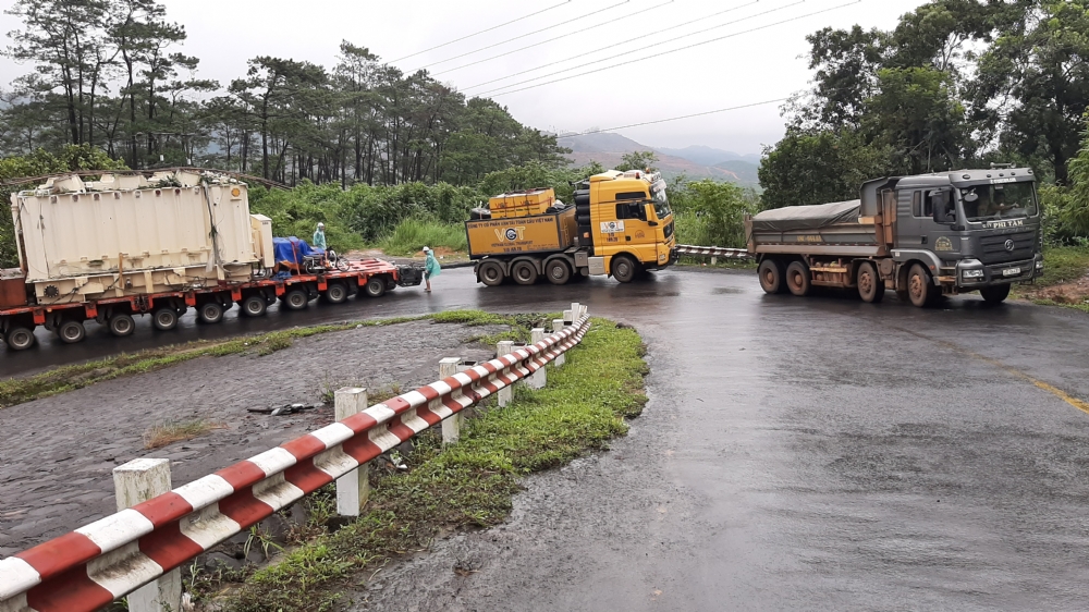 Transport main transformer from Plieku to Bao Loc and placing onto foundation.